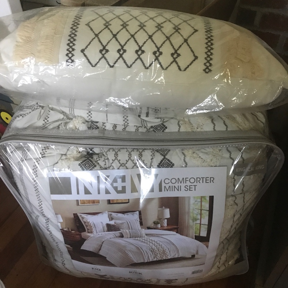 King size comforter set. Ink and ivy imani